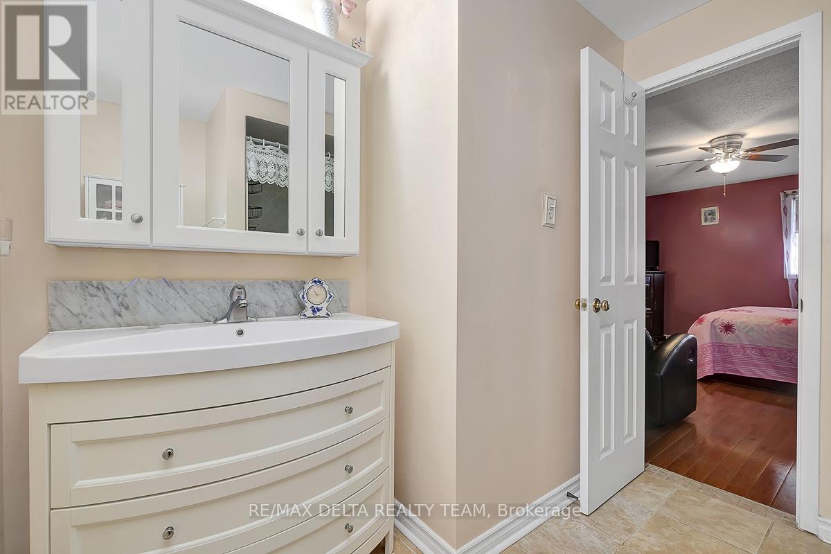 6096 Meadowhill Crescent