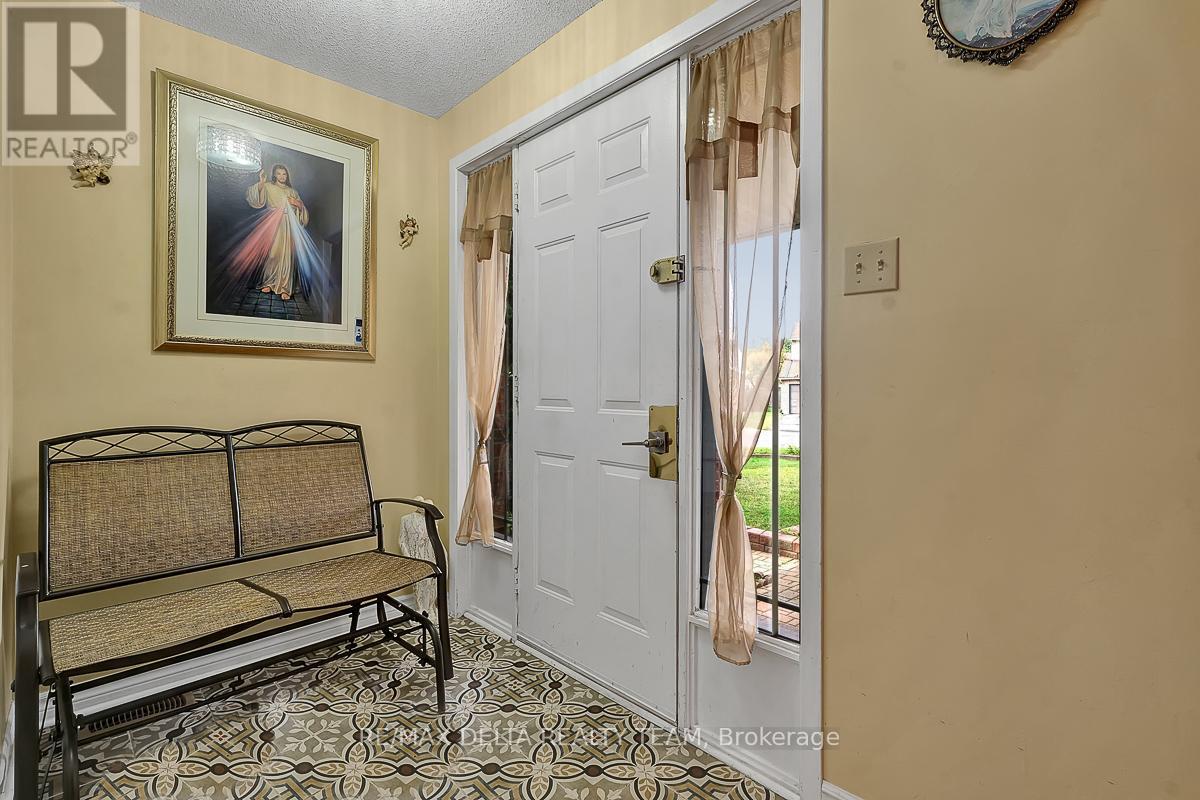 6096 Meadowhill Crescent