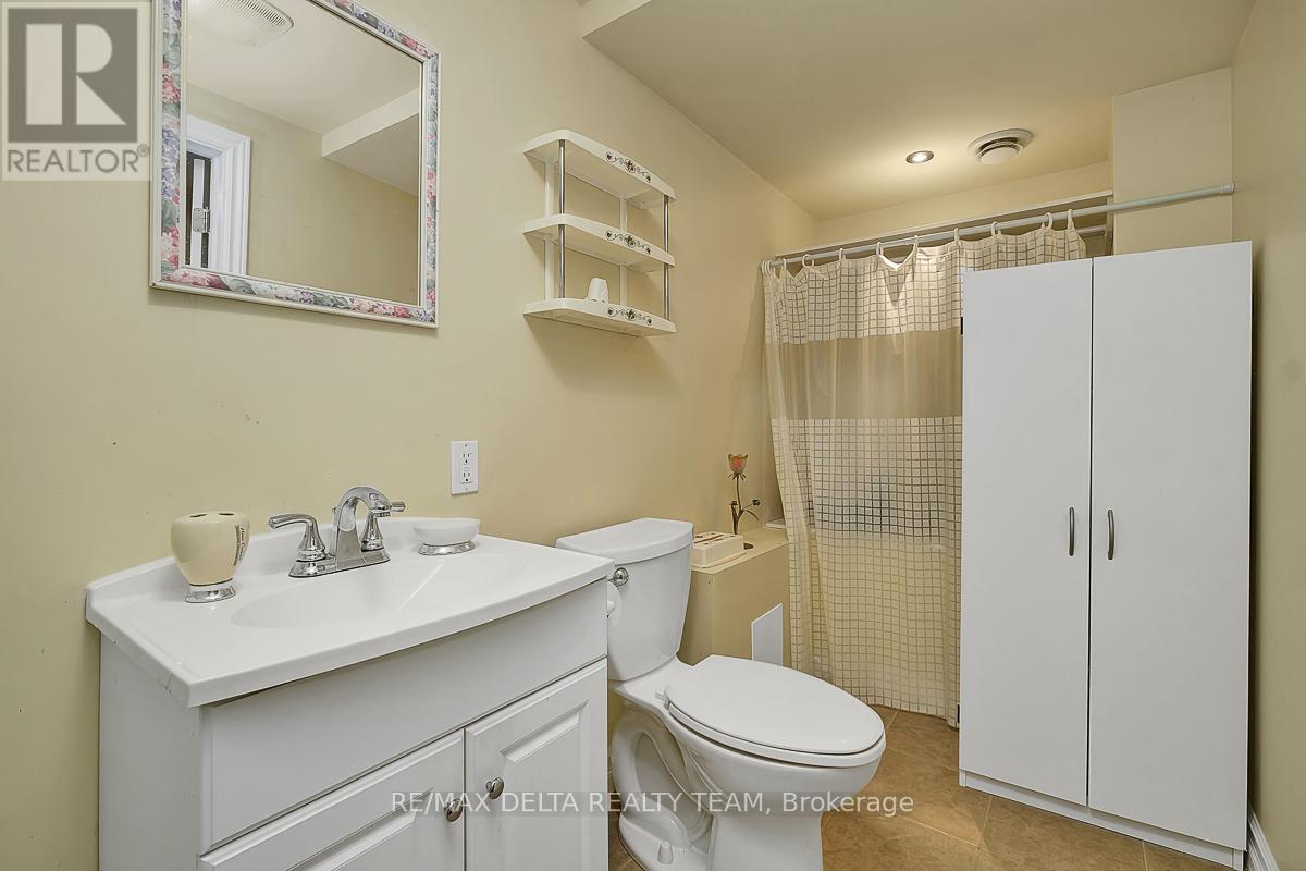 6096 Meadowhill Crescent