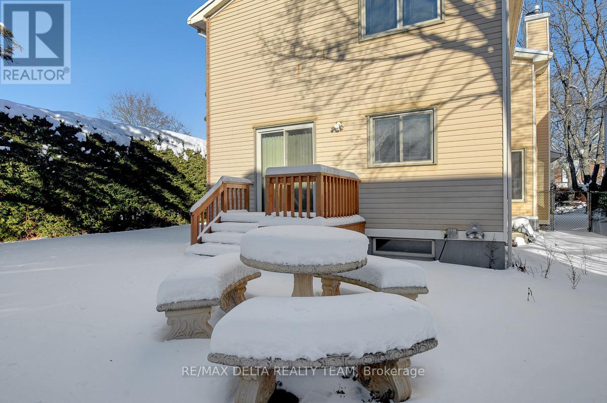 6096 Meadowhill Crescent