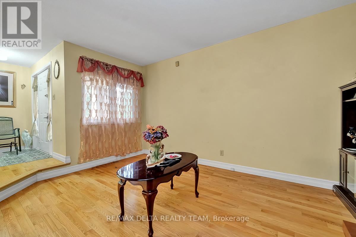 6096 Meadowhill Crescent