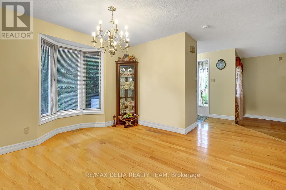 6096 Meadowhill Crescent