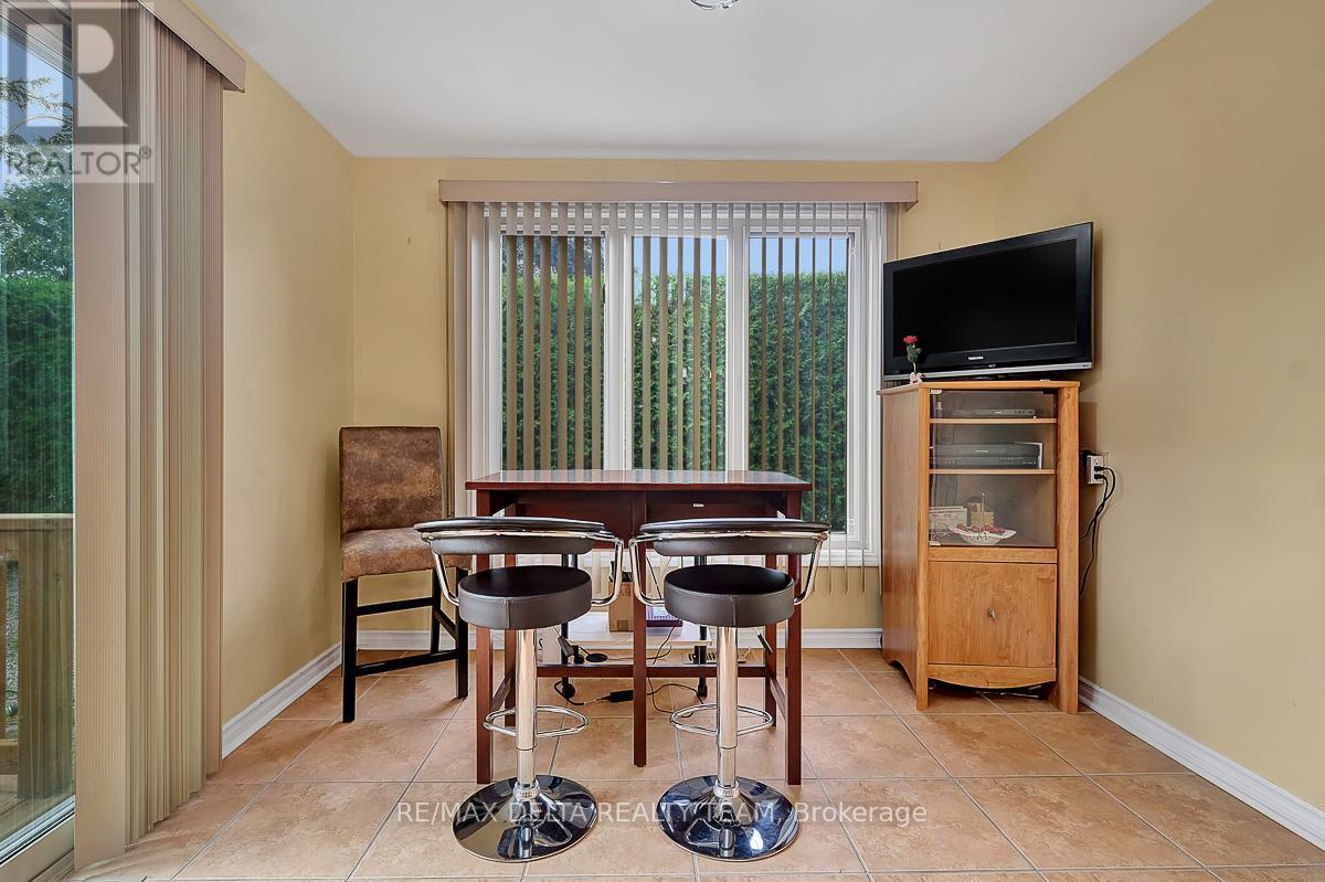 6096 Meadowhill Crescent