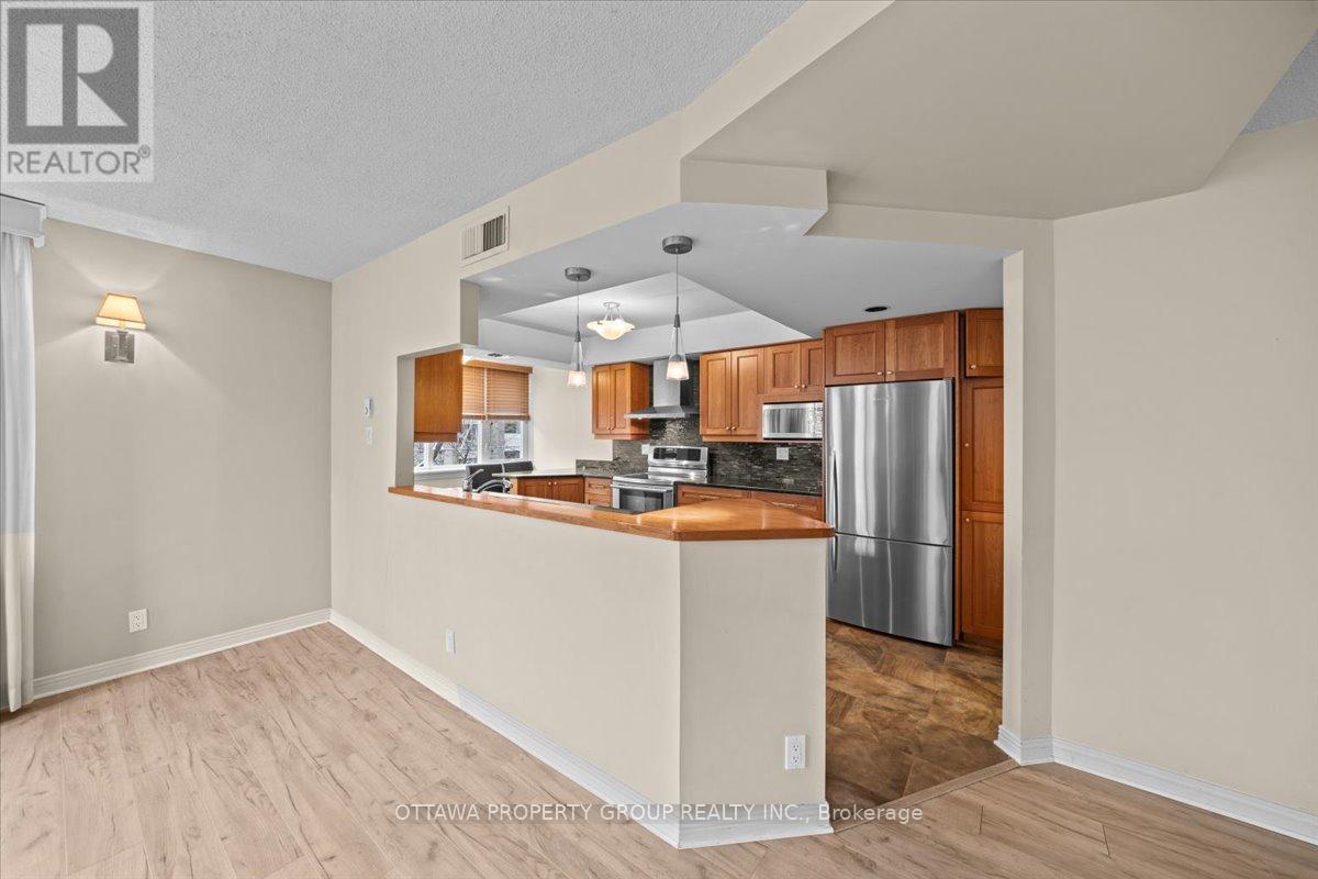 402 - 215 Somerset Street W