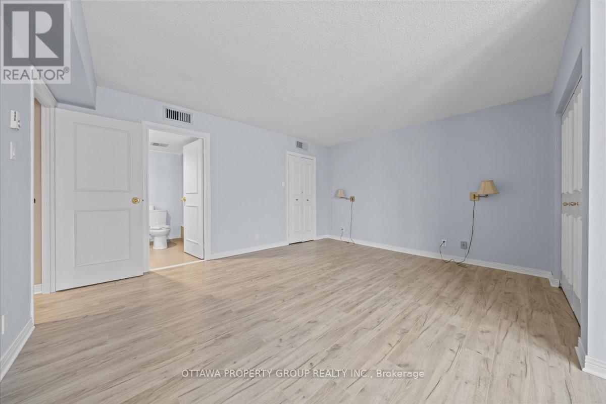 402 - 215 Somerset Street W