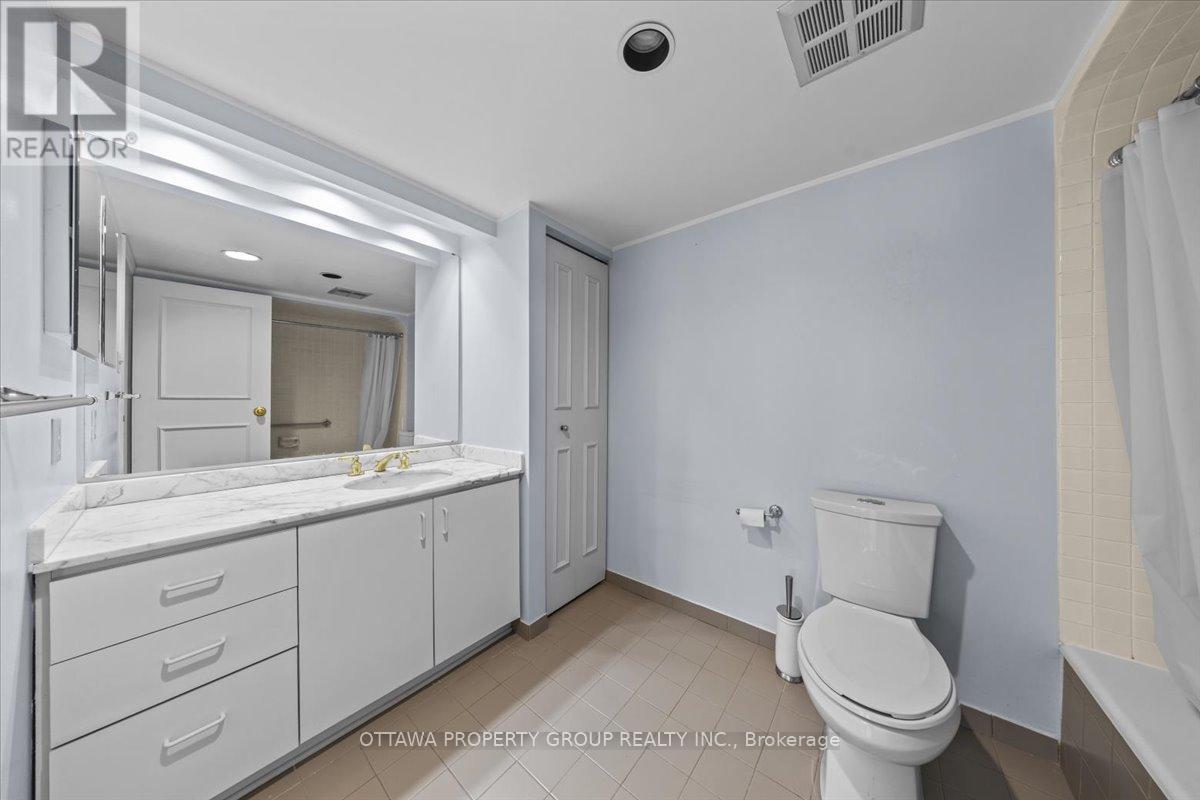 402 - 215 Somerset Street W