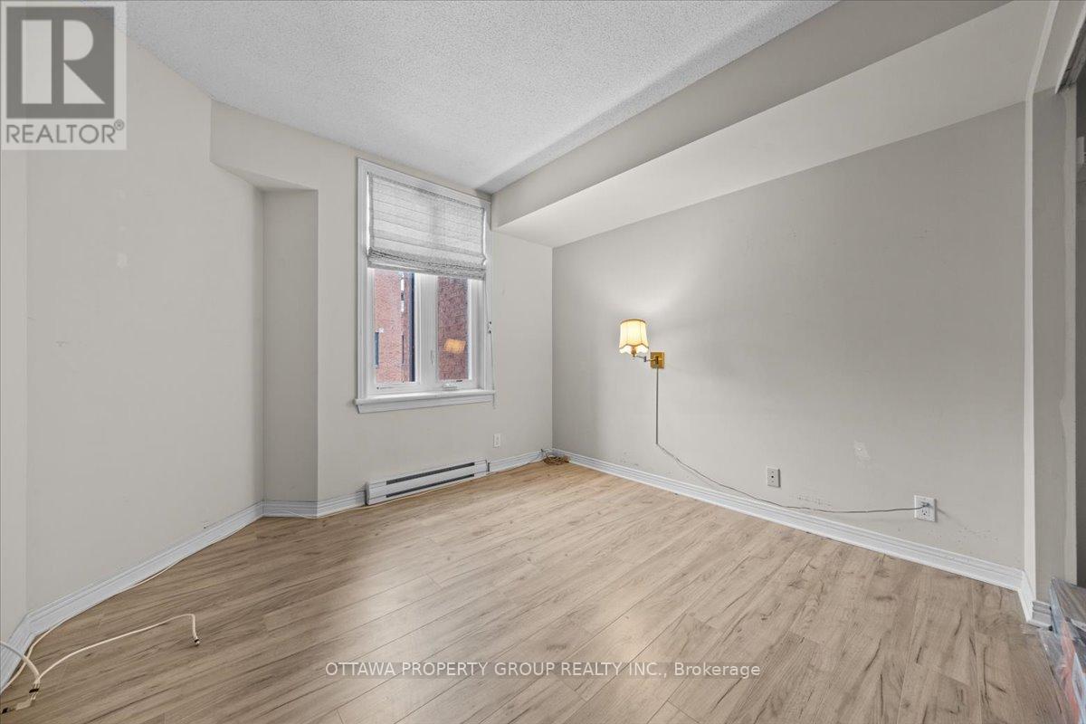 402 - 215 Somerset Street W