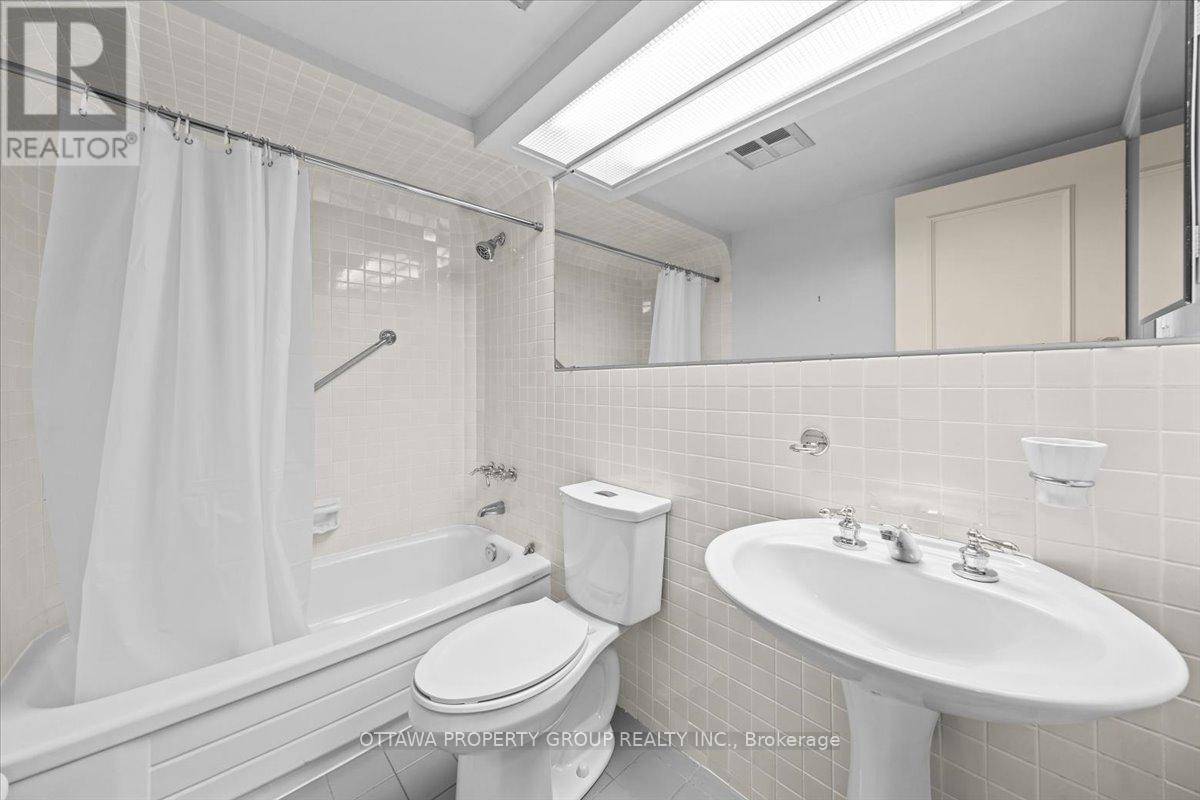 402 - 215 Somerset Street W