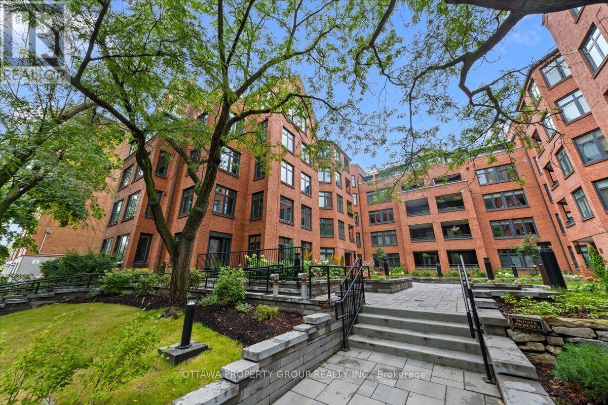 402 - 215 Somerset Street W