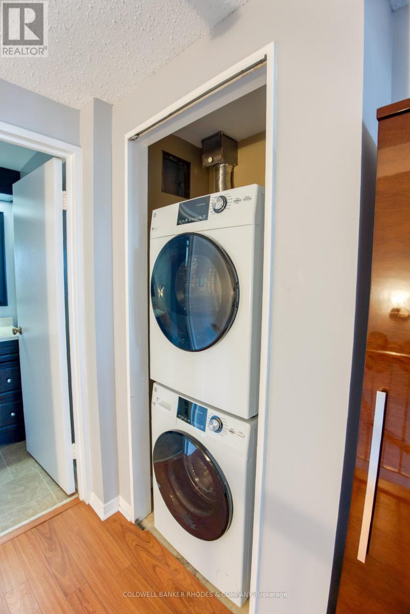 1105 - 556 Laurier Avenue W