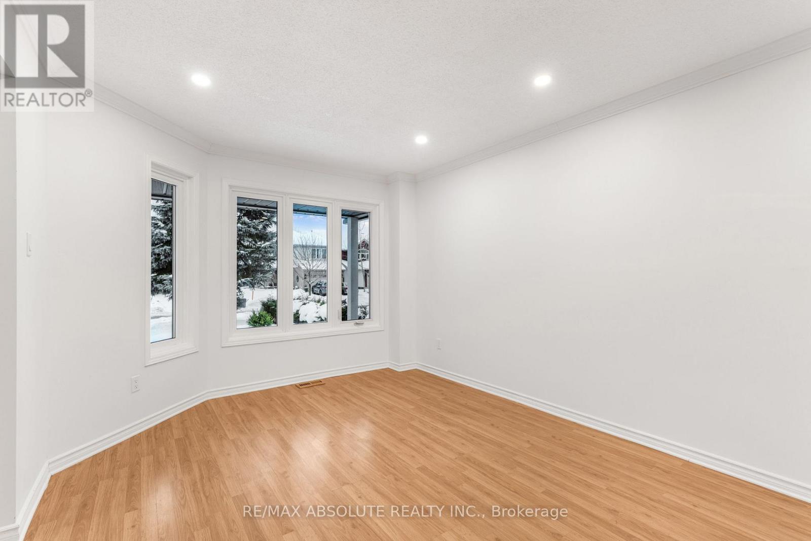 876 Clearcrest Crescent