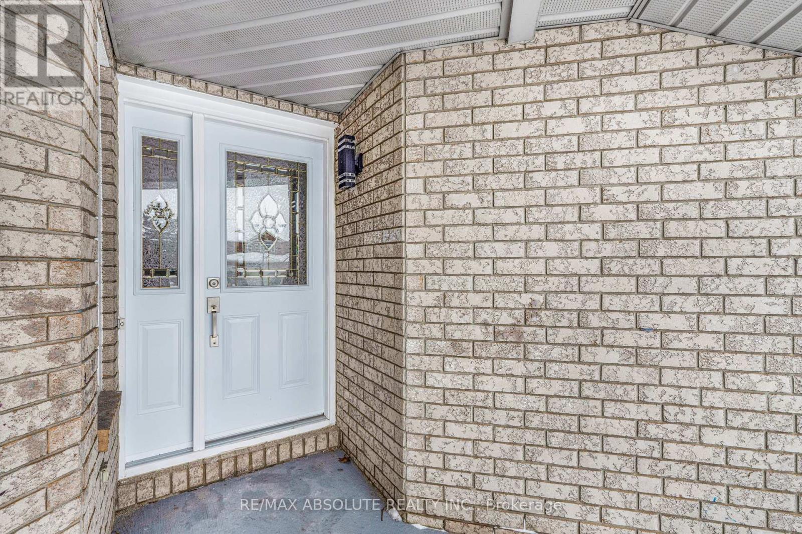 876 Clearcrest Crescent