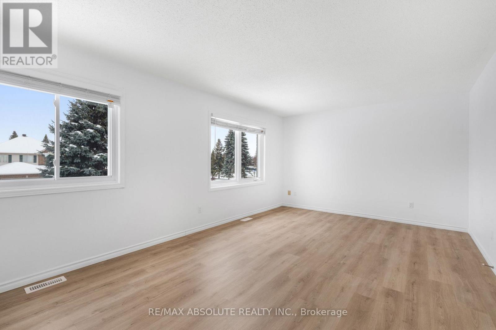 876 Clearcrest Crescent