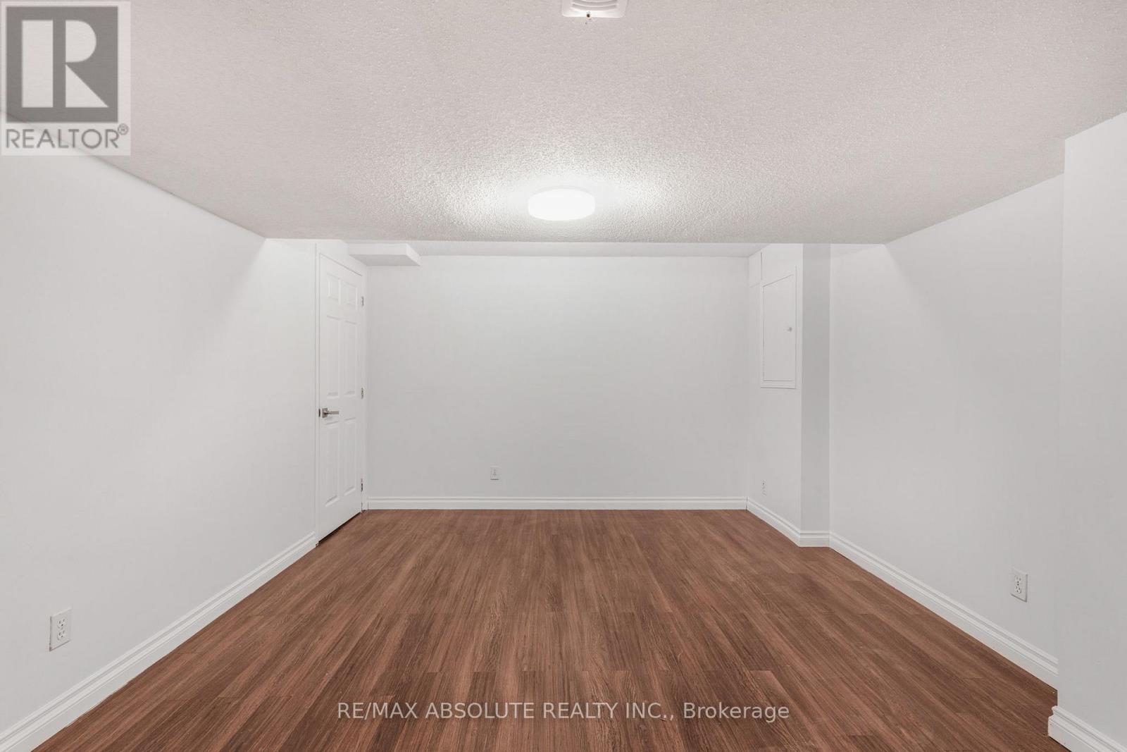 876 Clearcrest Crescent