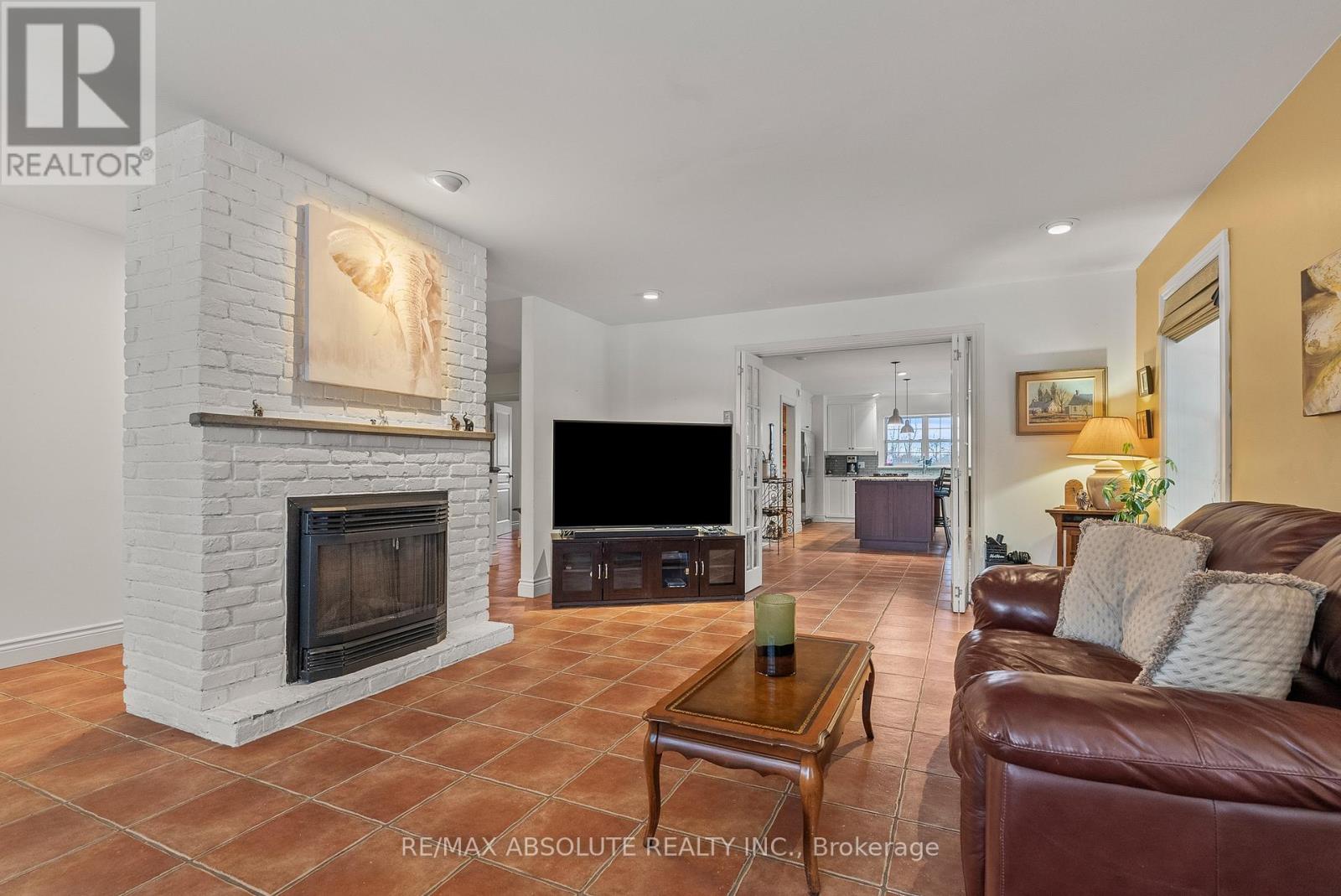 20306 Lochiel Street W