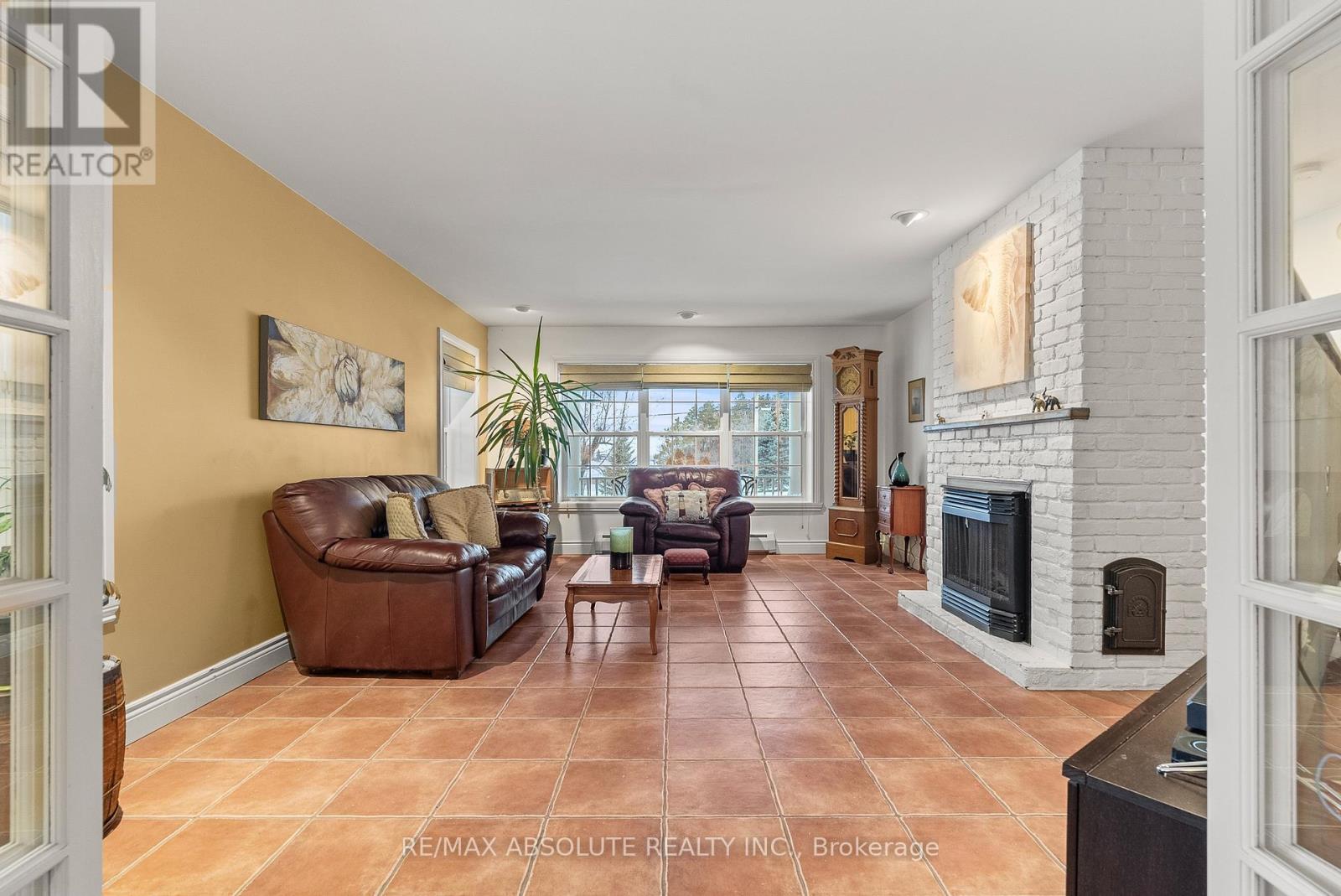 20306 Lochiel Street W