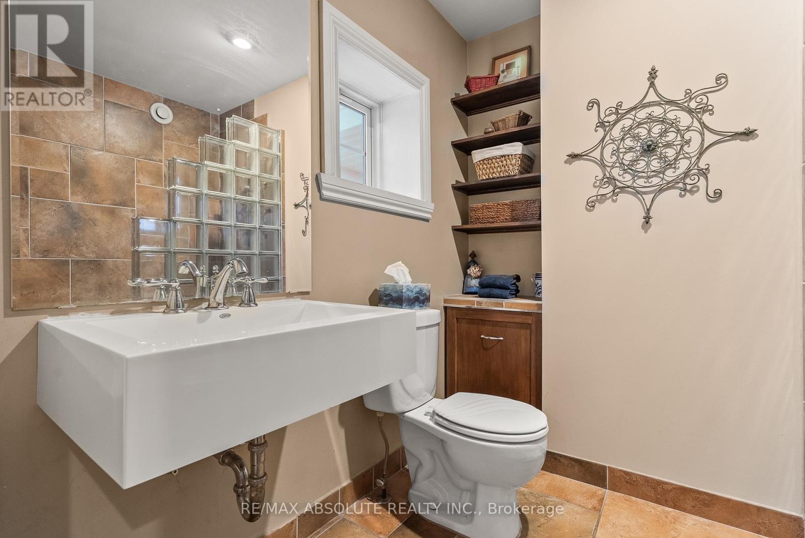 20306 Lochiel Street W