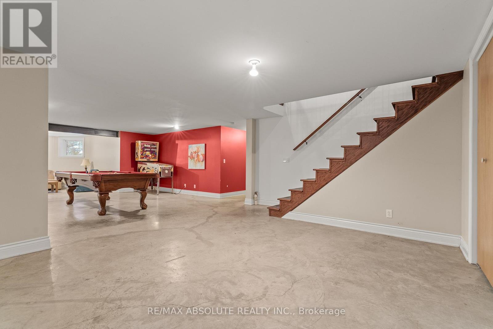 20306 Lochiel Street W