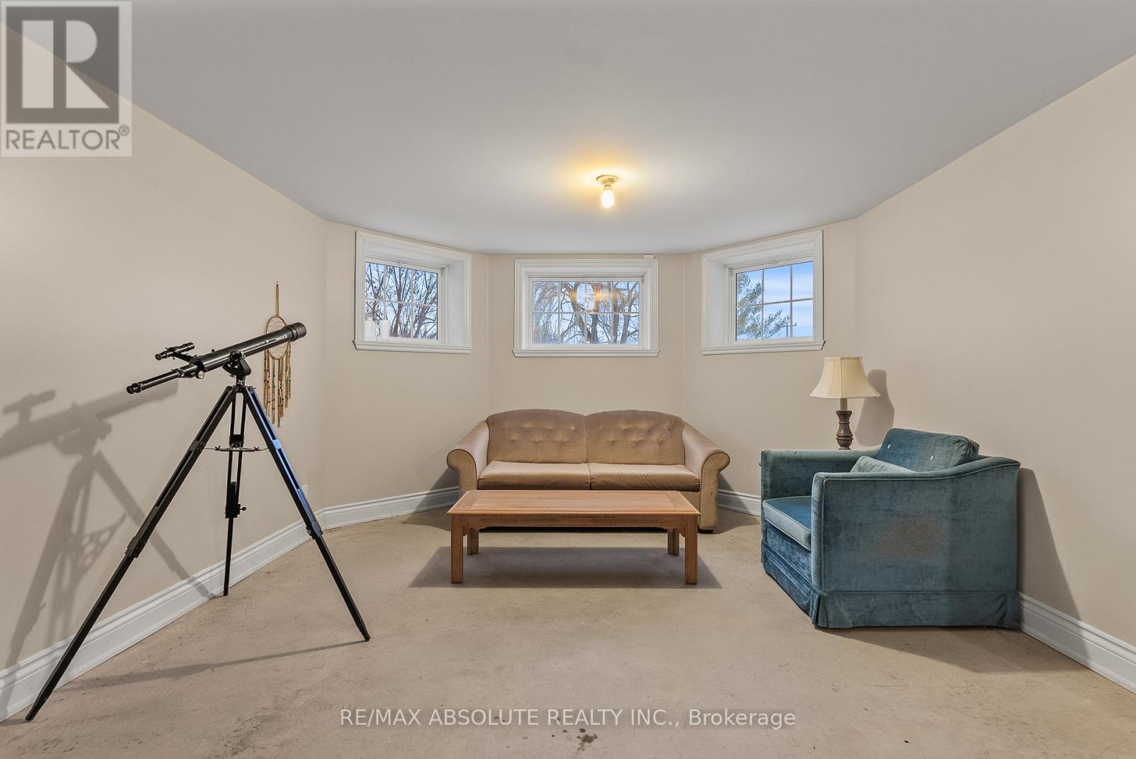 20306 Lochiel Street W