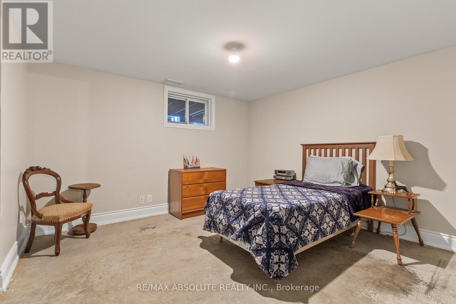 20306 Lochiel Street W