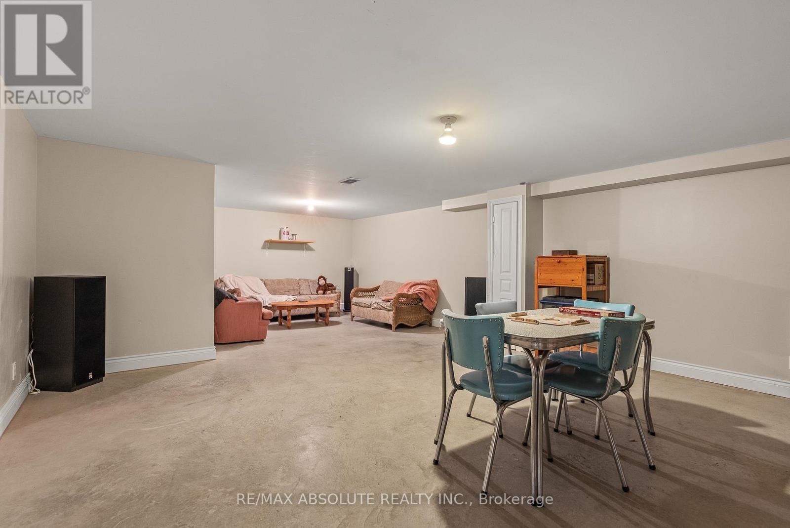 20306 Lochiel Street W