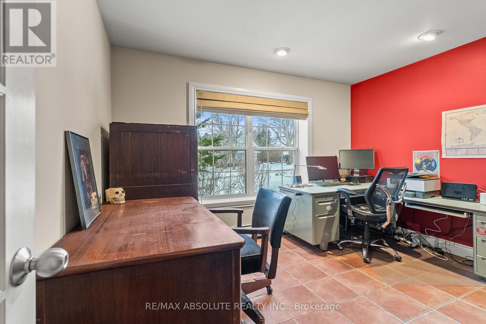 20306 Lochiel Street W