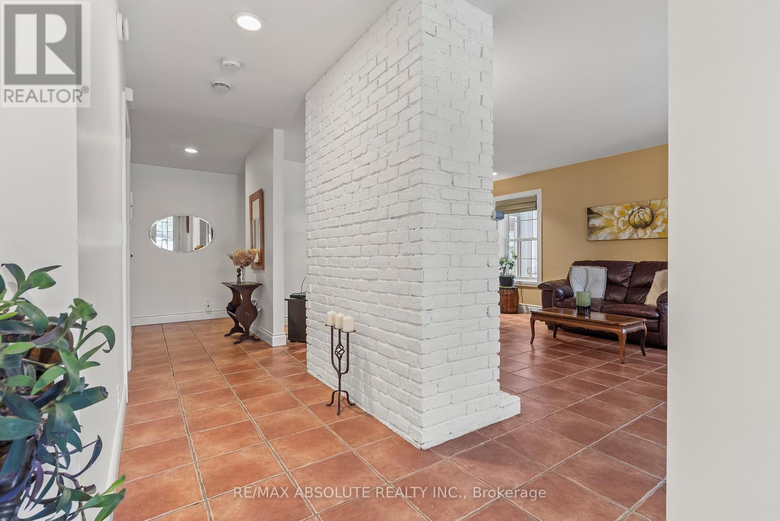 20306 Lochiel Street W