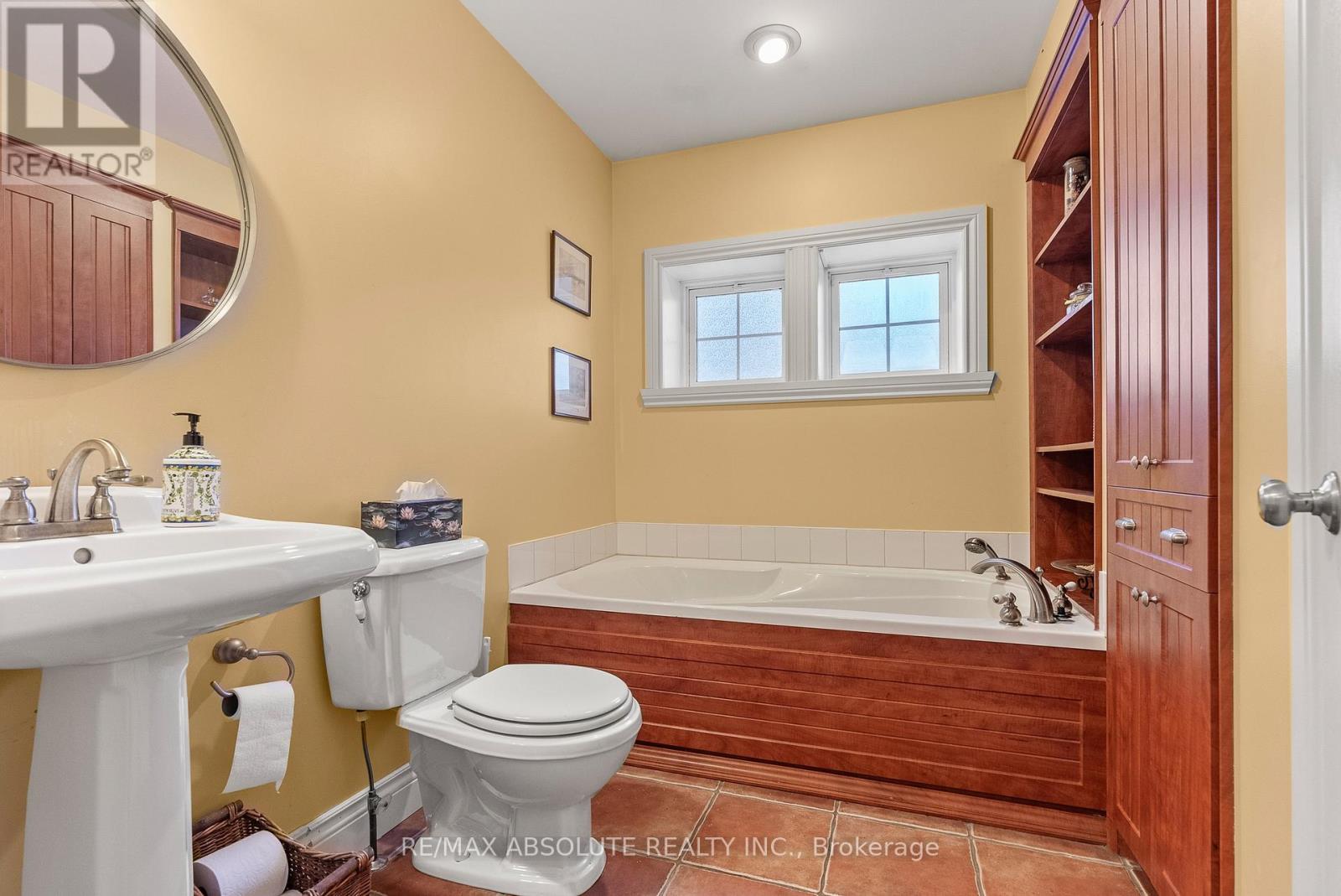 20306 Lochiel Street W