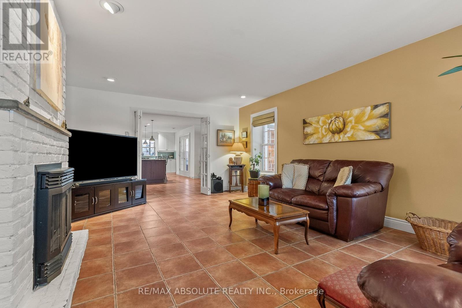 20306 Lochiel Street W