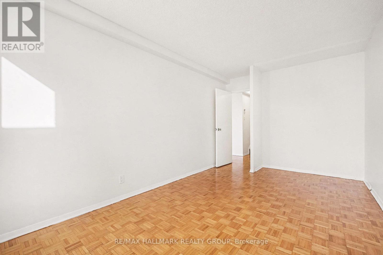 350 - 505 St Laurent Boulevard