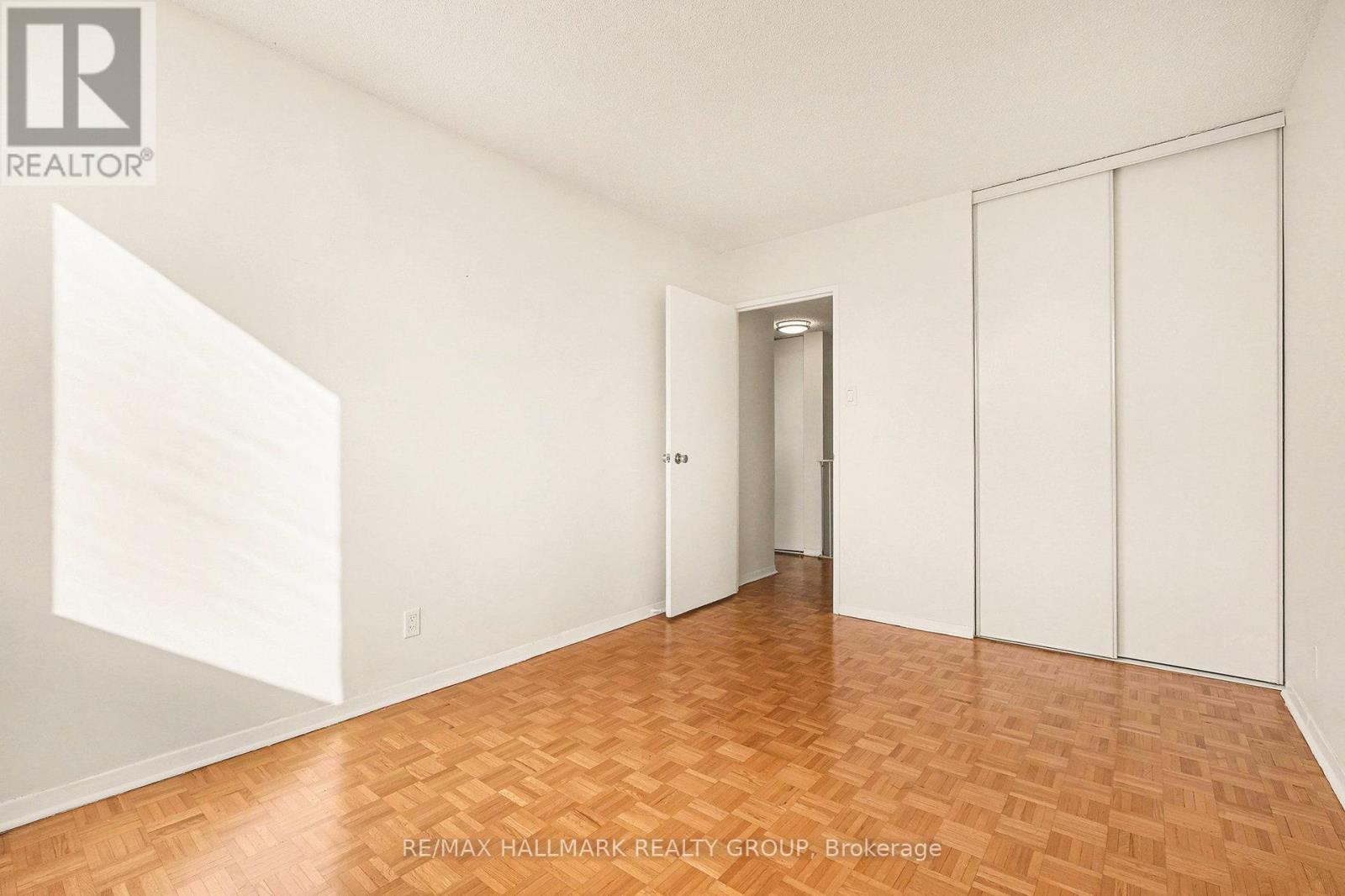 350 - 505 St Laurent Boulevard