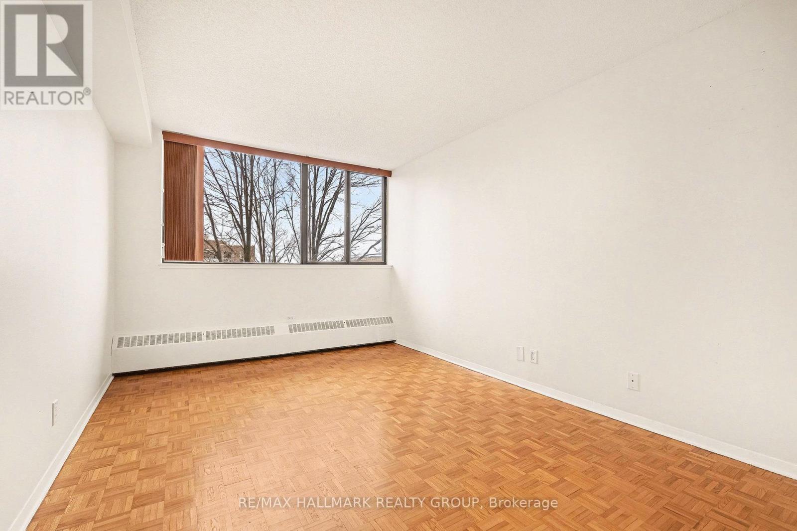 350 - 505 St Laurent Boulevard