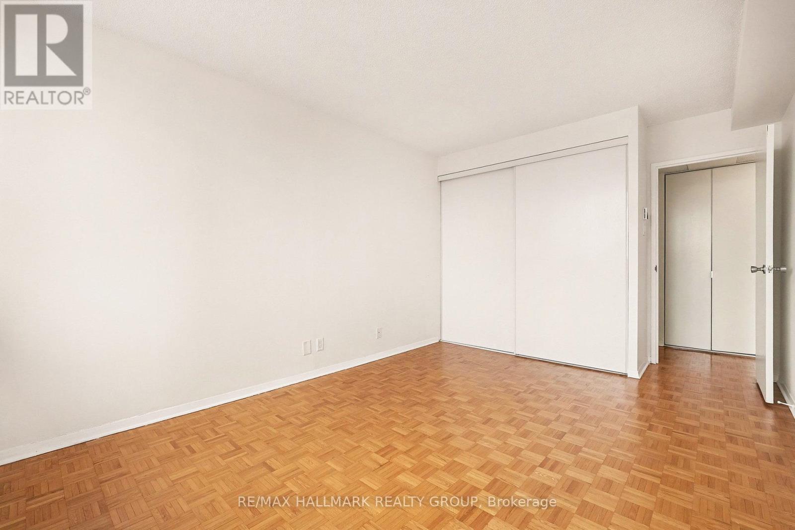 350 - 505 St Laurent Boulevard