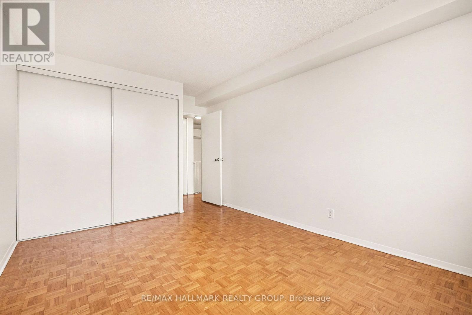 350 - 505 St Laurent Boulevard