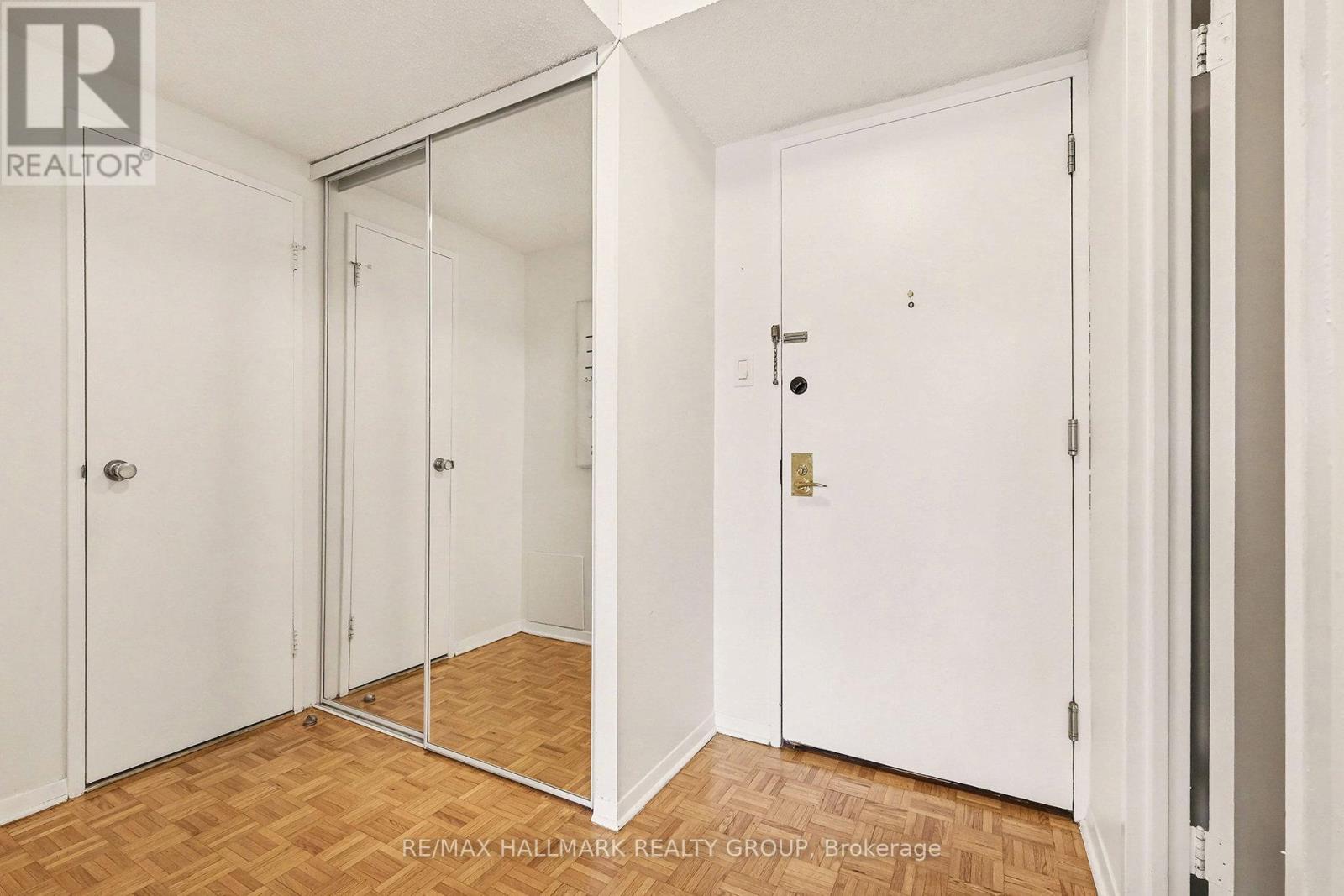 350 - 505 St Laurent Boulevard