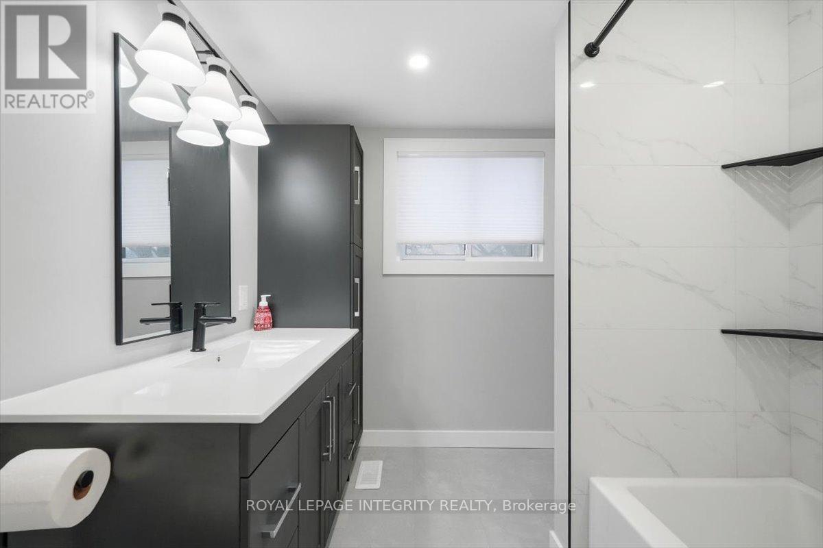 809 Vinette Crescent