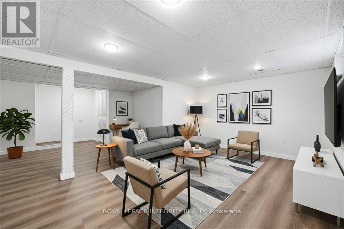 809 Vinette Crescent