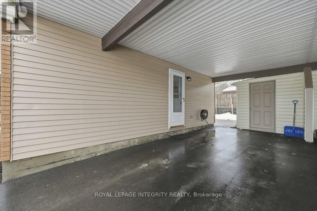 809 Vinette Crescent