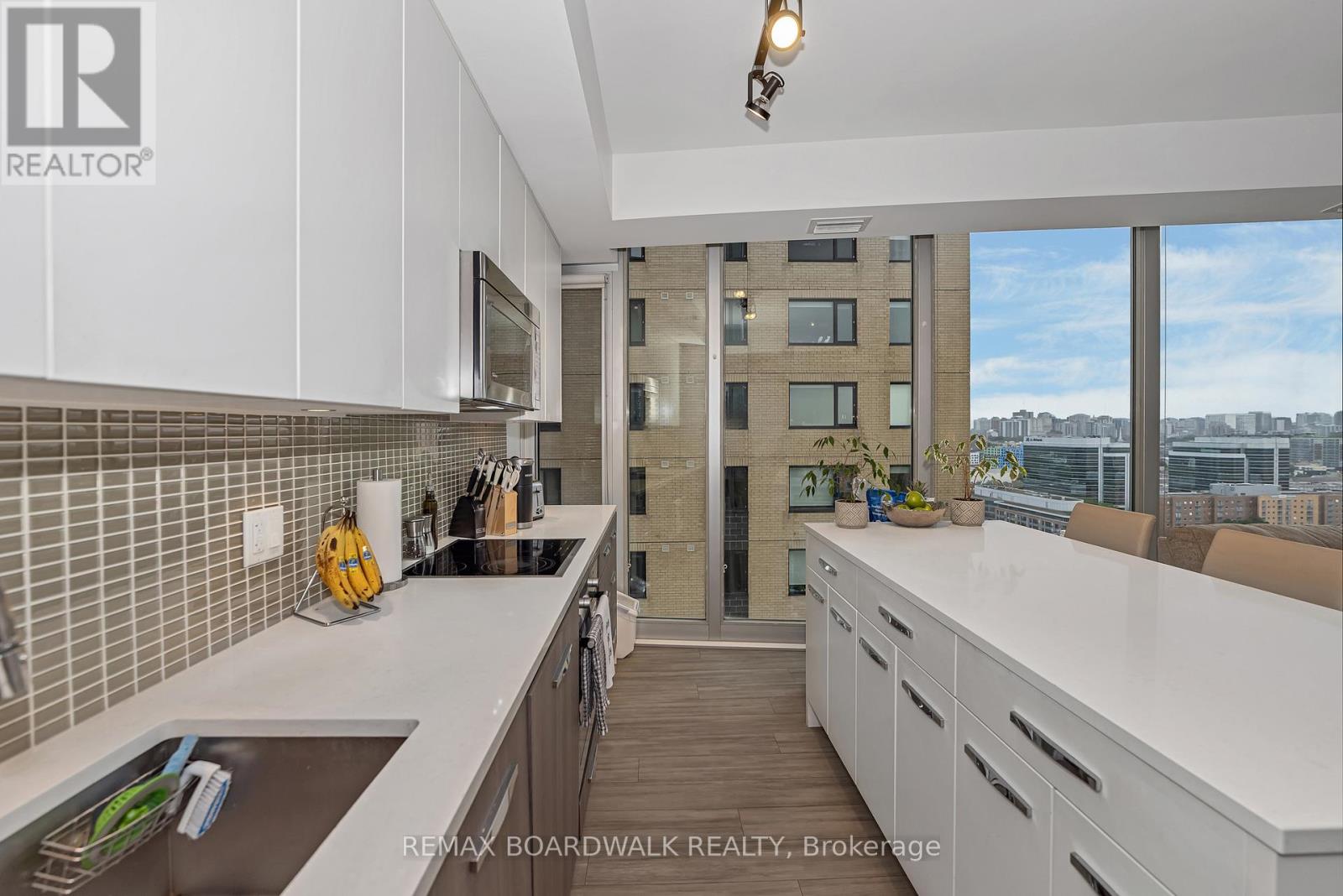 1807 - 111 Champagne Avenue S