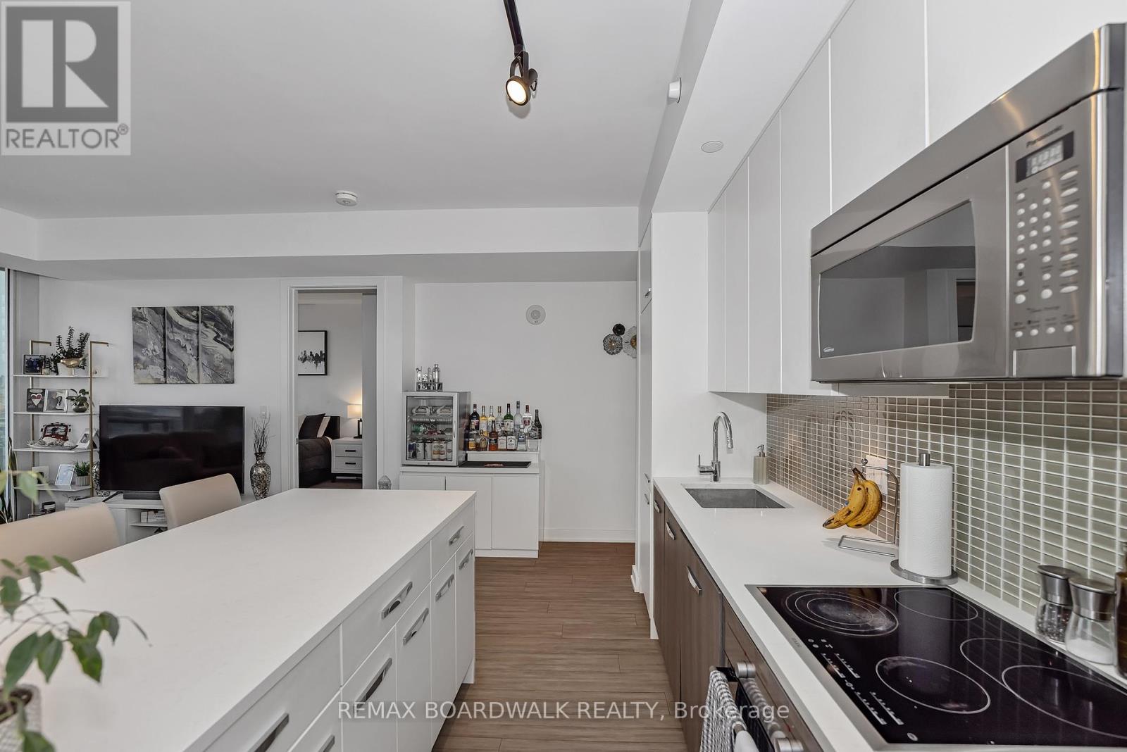 1807 - 111 Champagne Avenue S