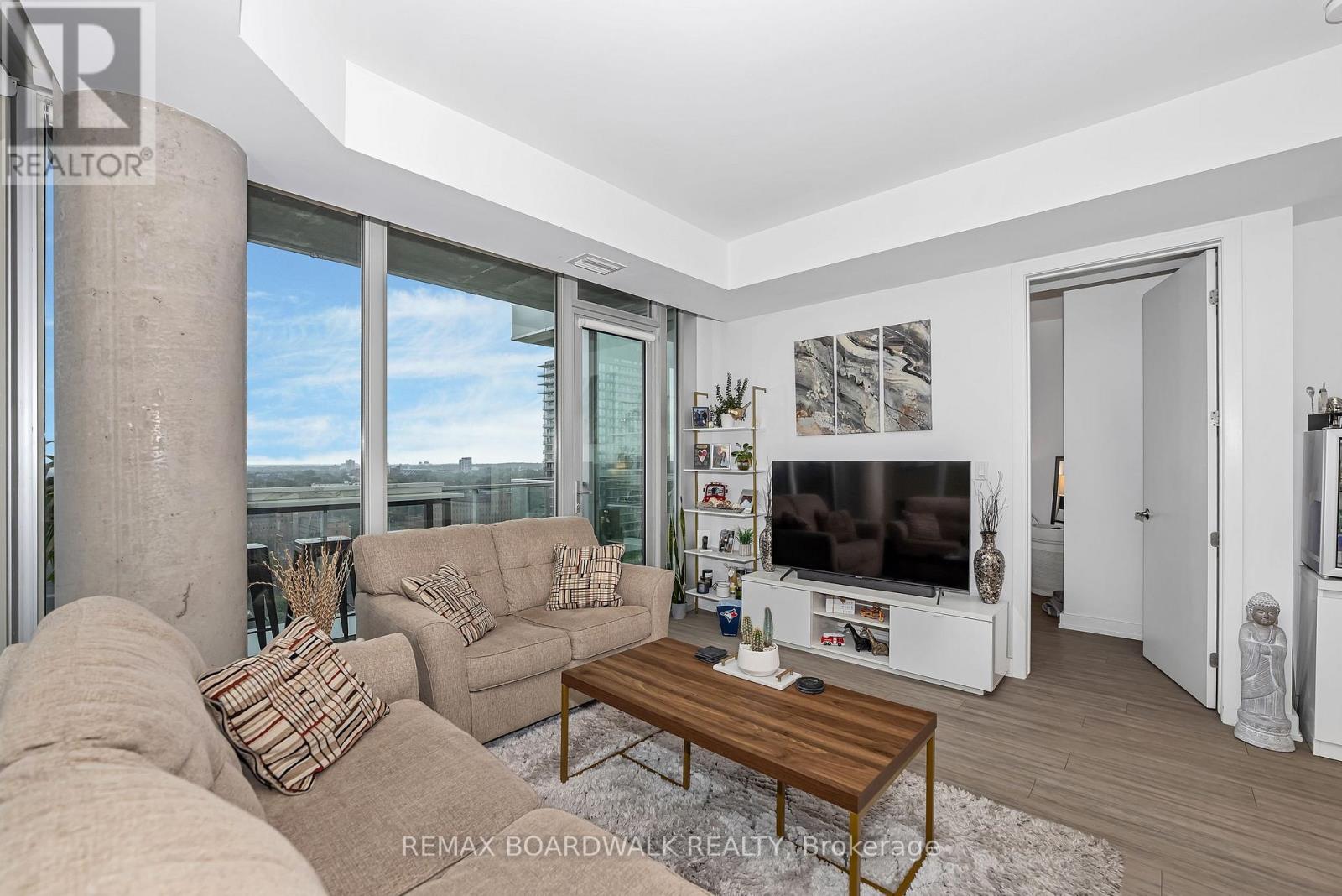 1807 - 111 Champagne Avenue S