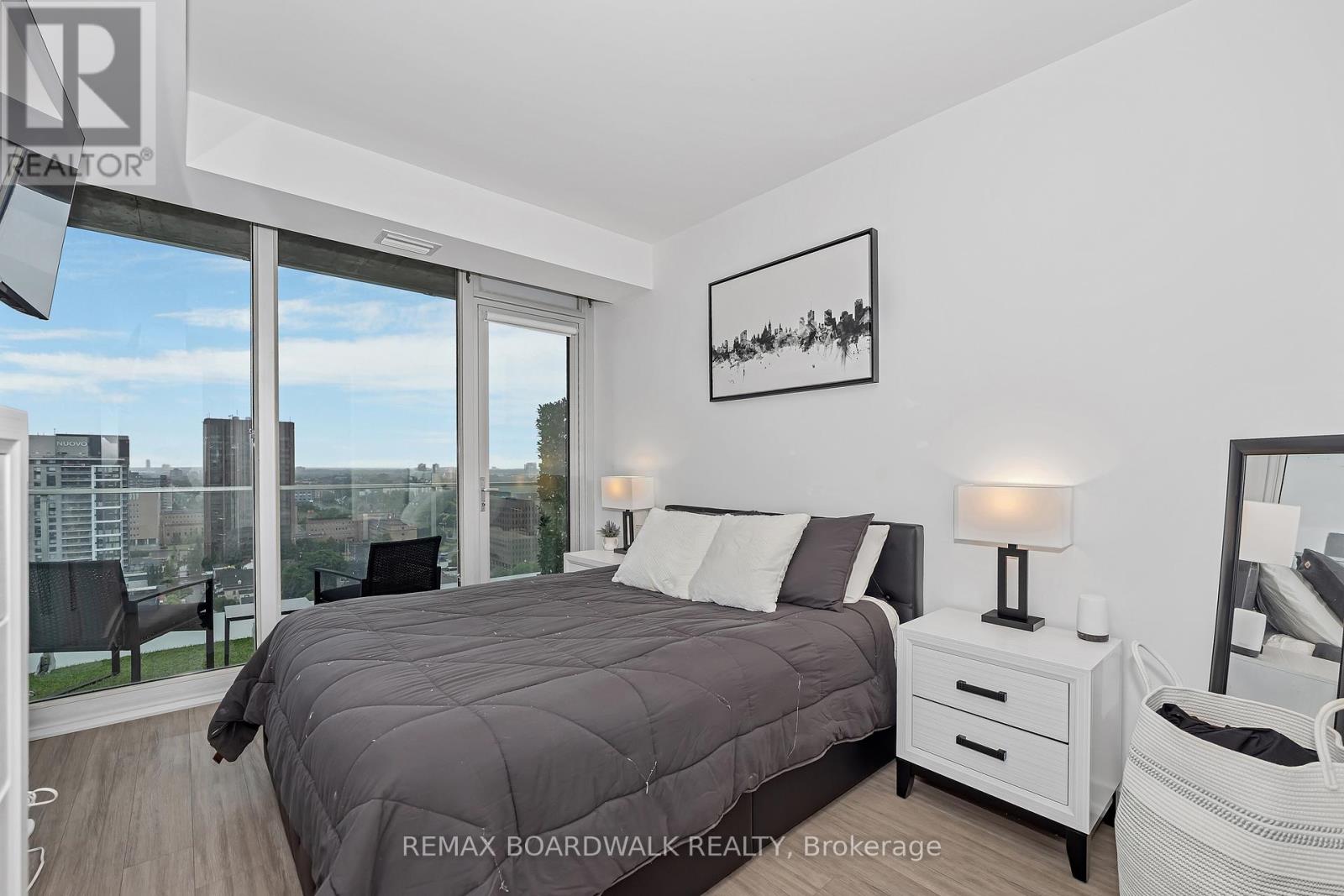 1807 - 111 Champagne Avenue S