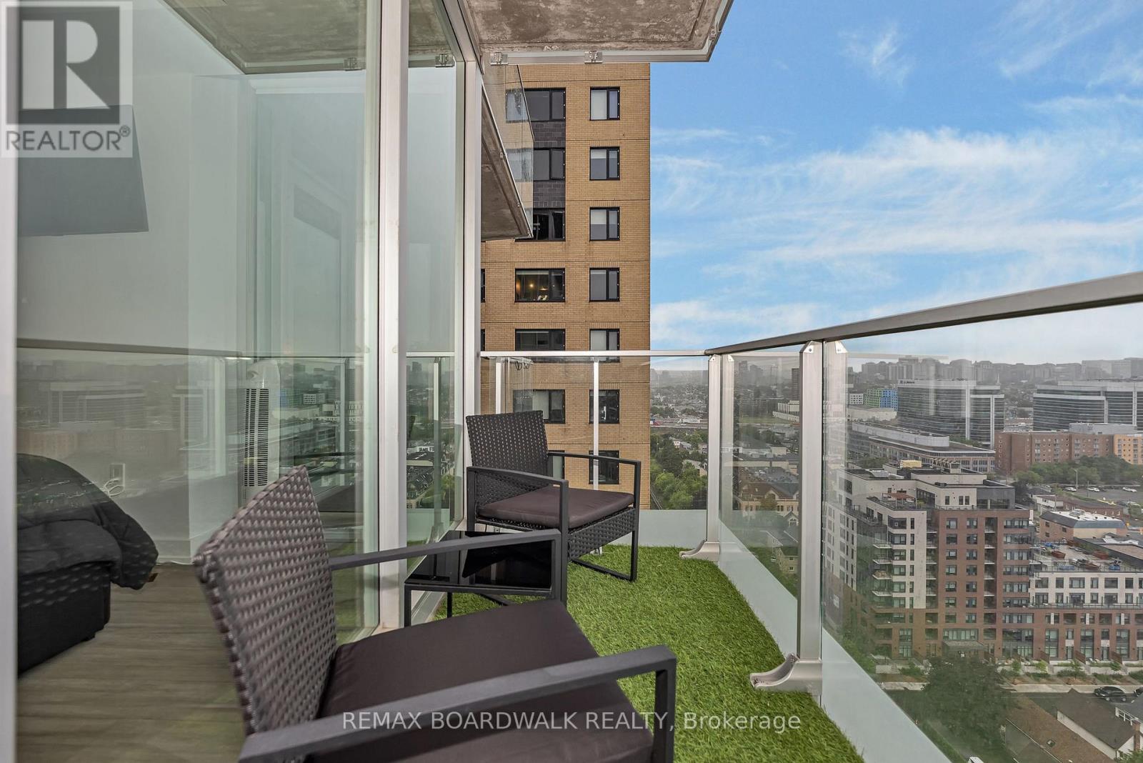 1807 - 111 Champagne Avenue S