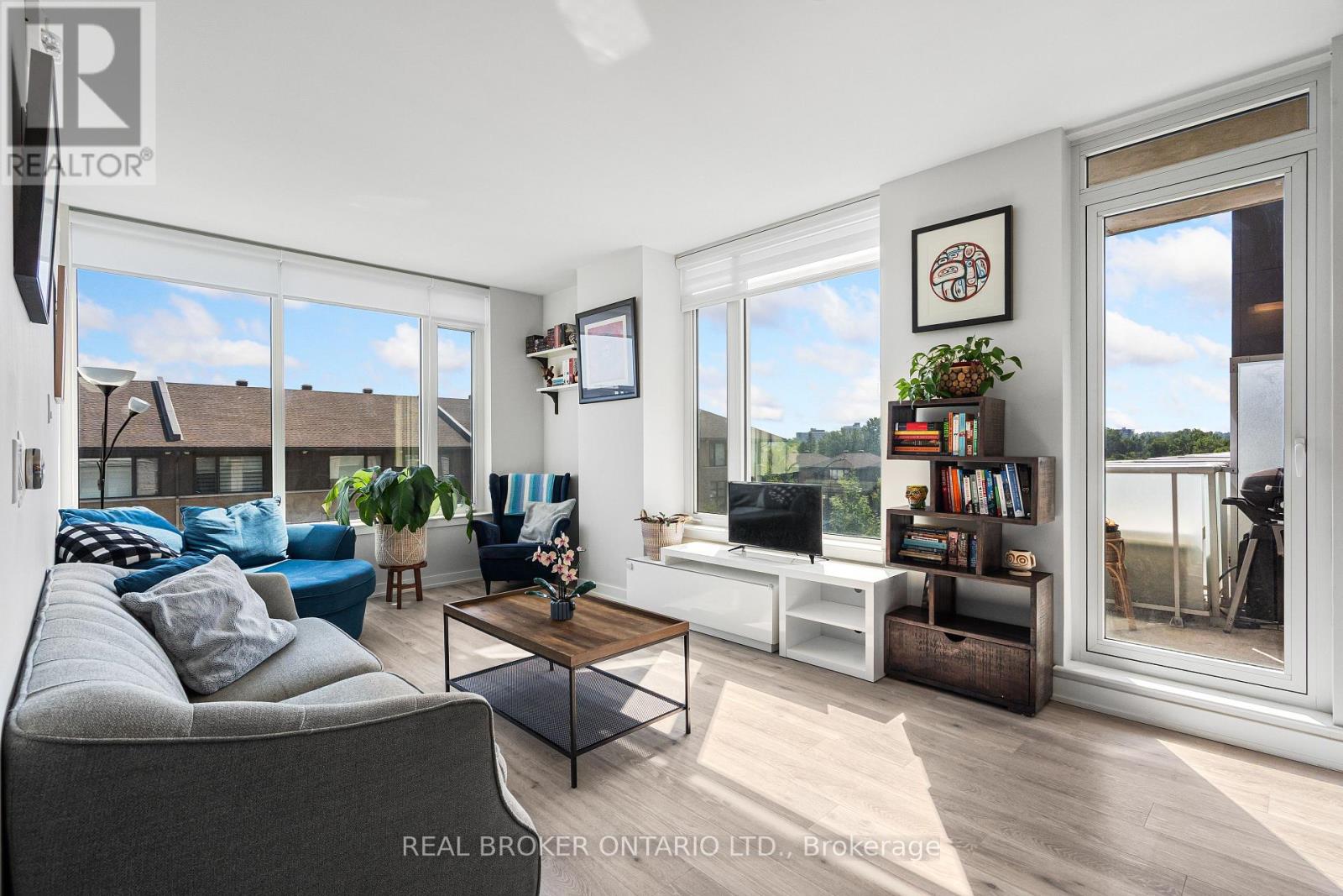 310 - 530 De Mazenod Avenue