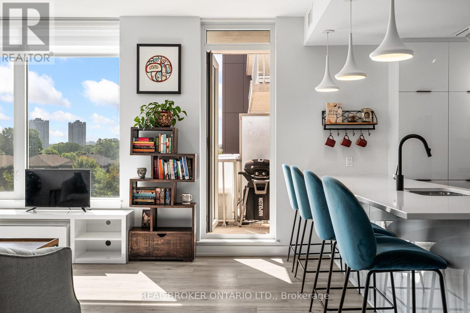 310 - 530 De Mazenod Avenue