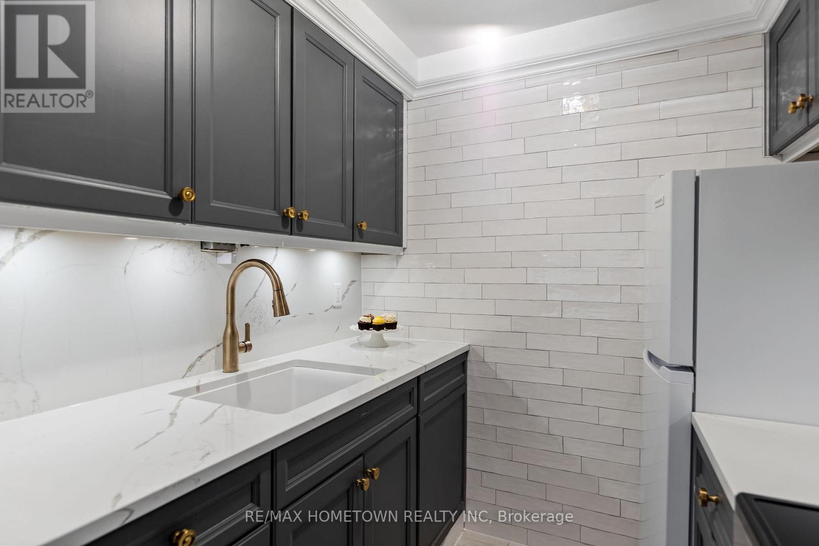 406 - 109 King Street E