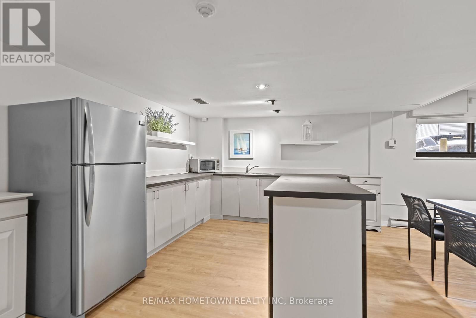 406 - 109 King Street E