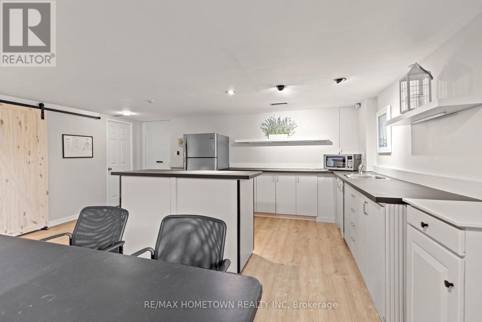 406 - 109 King Street E