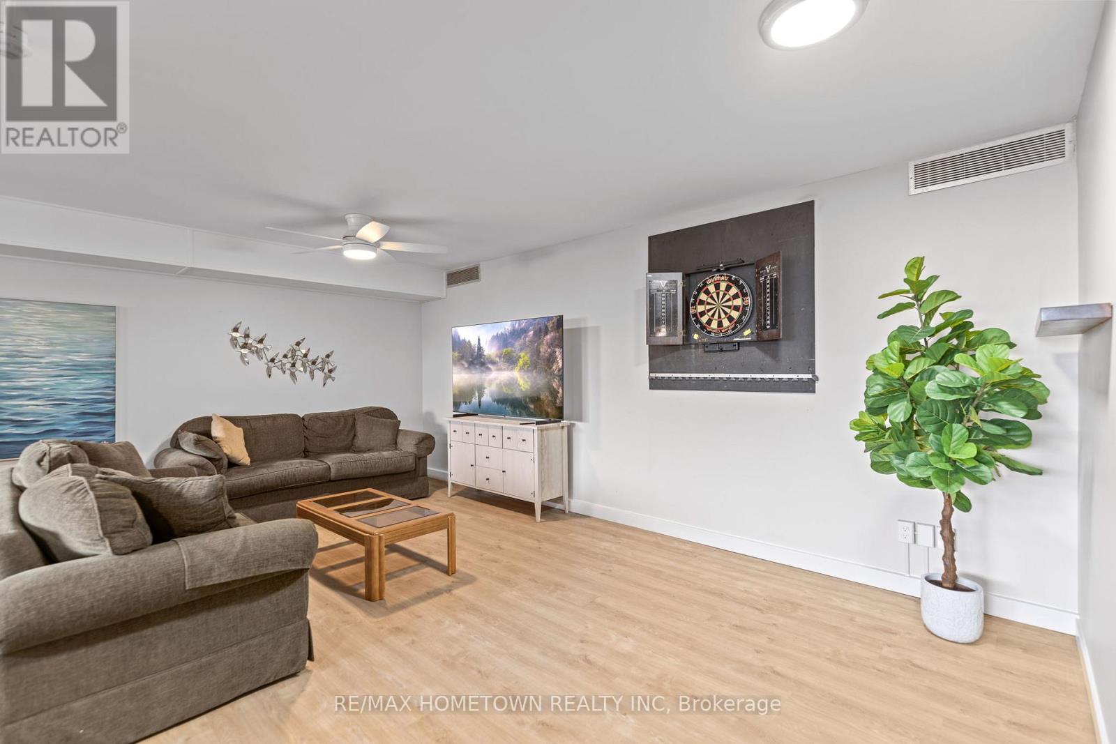 406 - 109 King Street E