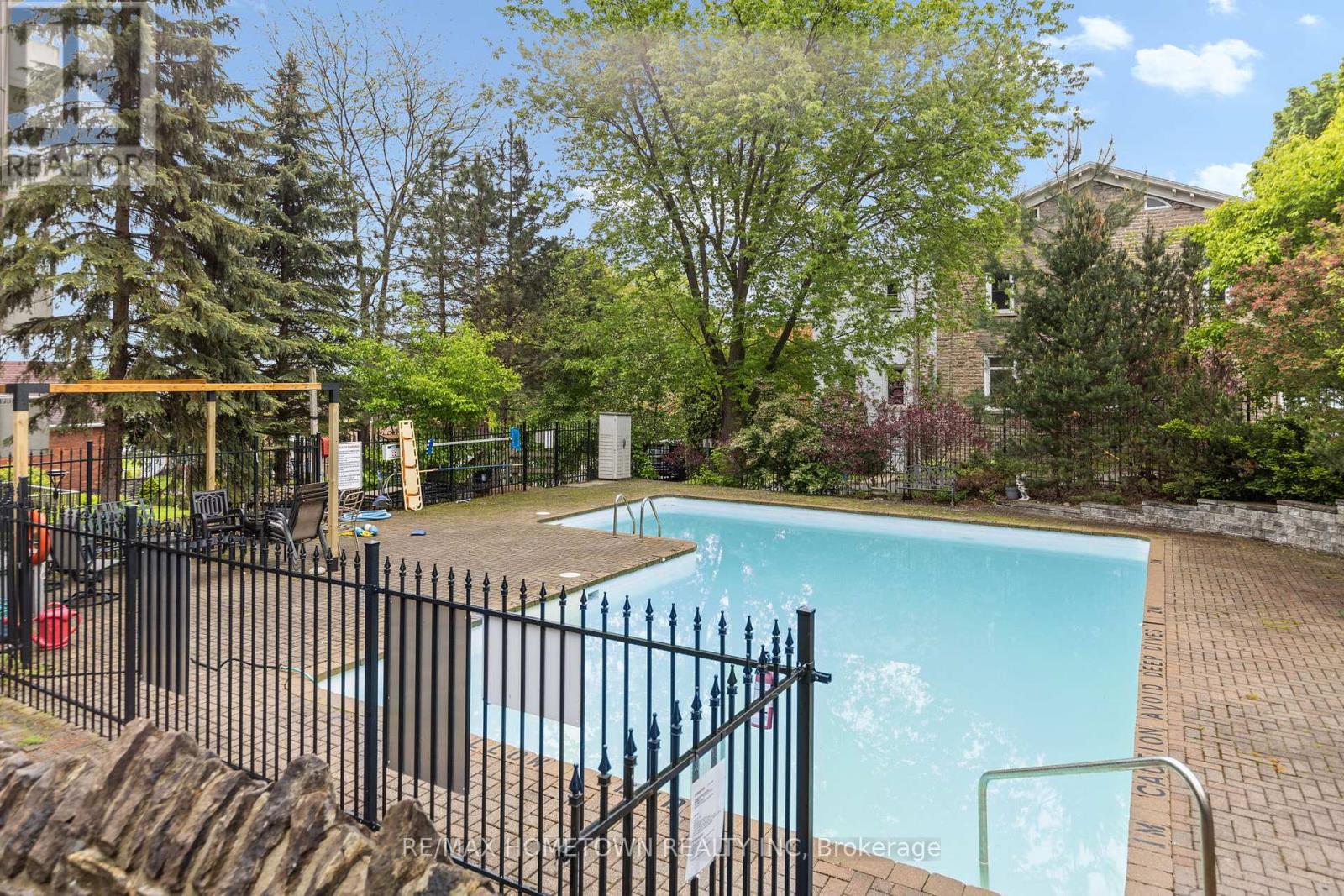 406 - 109 King Street E